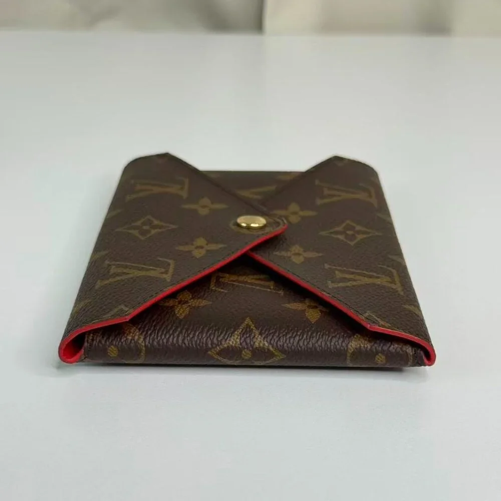 Louis Vuitton Monogram Canvas Wallet with Classic Design and Brown Color Scheme